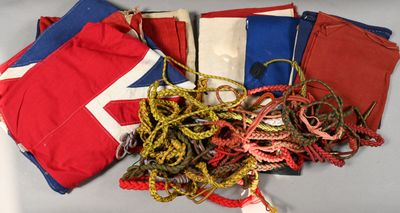 un tas d'objets rouges, blancs et bleus posés sur une table
