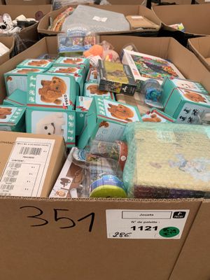 une boîte remplie d'articles pour bébés disponibles en magasin