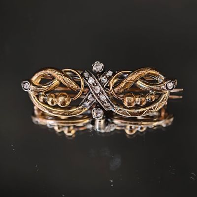 gros plan d'une bague en or et diamants sur une surface noire