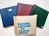 trois livres sont empilés sur une table