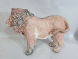 une statue de lion posée sur une surface blanche