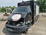 une photo d'un camion qui a été gravement endommagé
