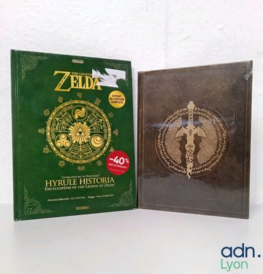 deux livres posés l'un à côté de l'autre sur une table