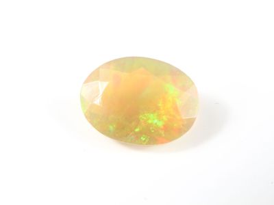 une pierre oplite blanche sur fond blanc
