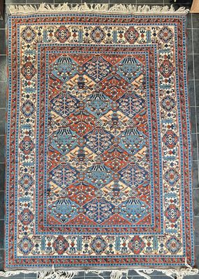 un tapis bleu et rouge posé sur un sol carrelé