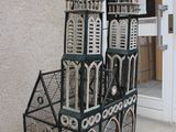 un petit bâtiment constitué de petites cages, installé sur le trottoir