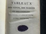 un livre ouvert posé sur une surface noire