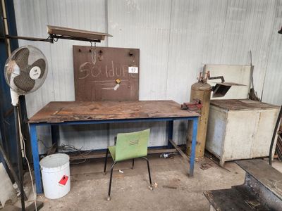 une image représentant une pièce avec une table et un ventilateur