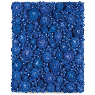 un gros plan sur une œuvre d'art ornée de fleurs bleues