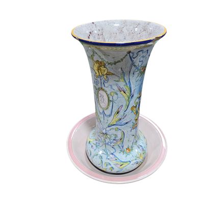 un vase bleu et blanc posé sur une soucoupe