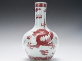 Vase chinois en porcelaine rouge et blanche orné d'un motif de dragon