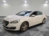la voiture blanche est garée sur un carrelage à carreaux