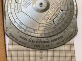 un gros plan d'un cadran circulaire sur une feuille de papier