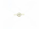 une bague de fiançailles ornée d'un seul diamant au centre
