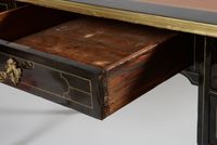 Bureau plat de milieu en bois noirci reposant sur des pieds … (photo 5)
