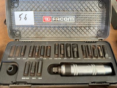 une mallette contenant des outils, posée sur une table