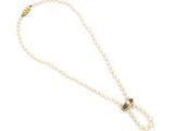 un collier de perles blanches avec un fermoir en or et une perle turquoise et blanche