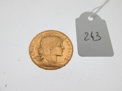 une image représentant une pièce d'or à laquelle est accrochée une étiquette indiquant son prix