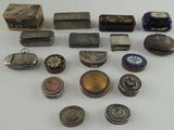 plusieurs types de bijoux différents sur une surface blanche