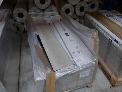 Plusieurs rouleaux de papier sont empilés les uns sur les autres dans un entrepôt