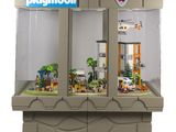 une vitrine Playmobil contenant un bâtiment à l'intérieur