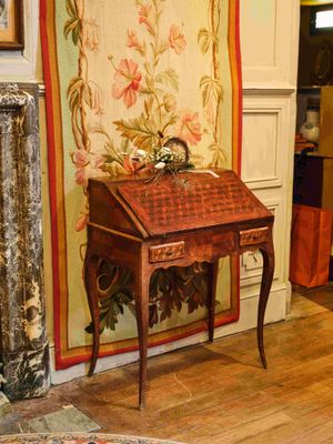 une image d'un salon avec une chaise et une table