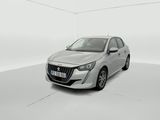 Une voiture argentée est garée dans une pièce blanche au sol blanc.