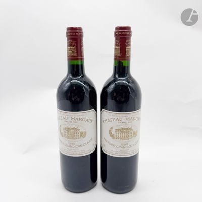 deux bouteilles de vin rouge posées l'une à côté de l'autre sur une surface blanche