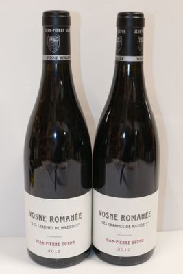 deux bouteilles de vin posées l'une à côté de l'autre sur une table