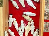 une vitrine contenant de nombreuses figurines
