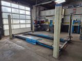 un grand garage contenant beaucoup de matériel