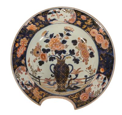 une assiette ornée d'un motif floral sur fond blanc