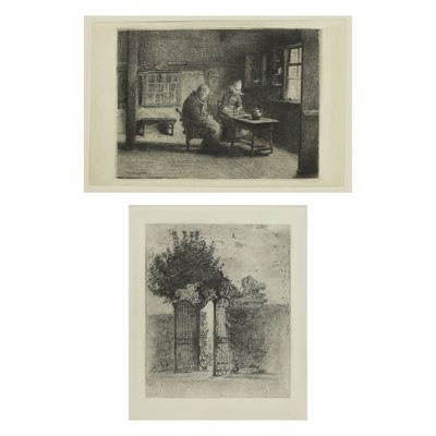 deux photos en noir et blanc d'un homme assis à une table