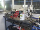 un établi avec de nombreux outils