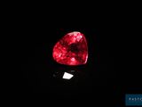 un diamant rouge en forme de cœur sur un fond noir