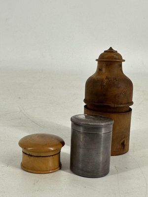 trois récipients posés les uns à côté des autres sur une surface blanche