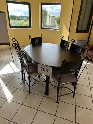 une table et des chaises au milieu d'une pièce