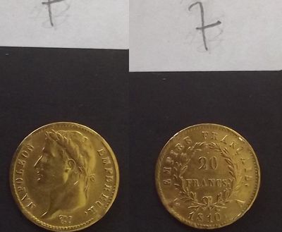 deux pièces d'or posées l'une à côté de l'autre sur une feuille de papier
