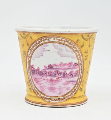 une tasse jaune sur laquelle est représentée une ville