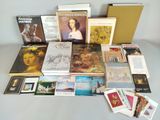 de nombreux livres posés sur la table, avec des images dessus