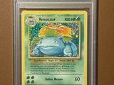 un gros plan d'une carte Pokémon accrochée au mur