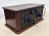 une vieille radio posée sur une table