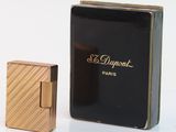 un gros plan sur un flacon de parfum à côté d'un briquet
