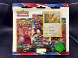 un gros plan sur une boîte de cartes Pokémon posée sur une chaise