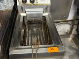 une friteuse au milieu d'une cuisine remplie de nourriture