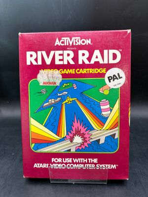 un gros plan sur la boîte d'un jeu intitulé « River Raid »