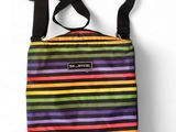 un sac à rayures multicolores avec une bandoulière noire