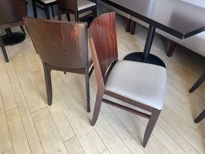 de nombreuses chaises et une table, dans un décor de restaurant