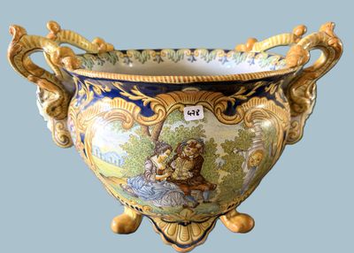 un grand vase orné d'une peinture, posé sur un socle