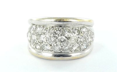 une image d'une bague en diamant sur fond blanc
